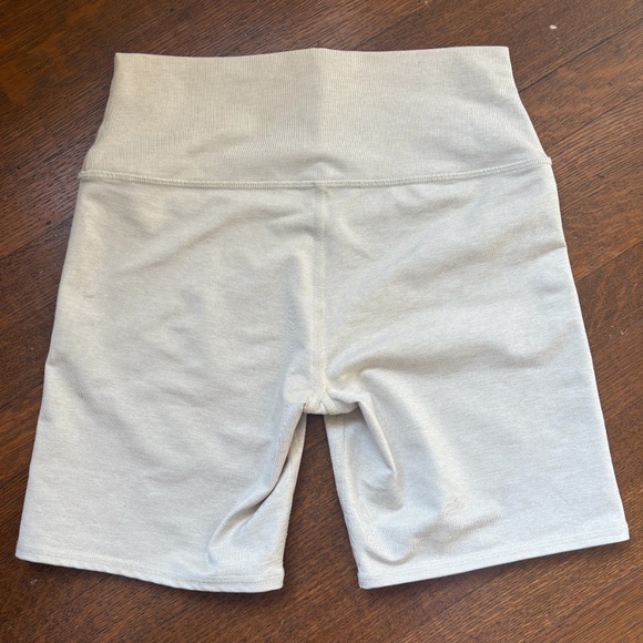 Alo 7" High Waist Biker Shorts | Oatmeal Heather | S - Picture 2 of 3